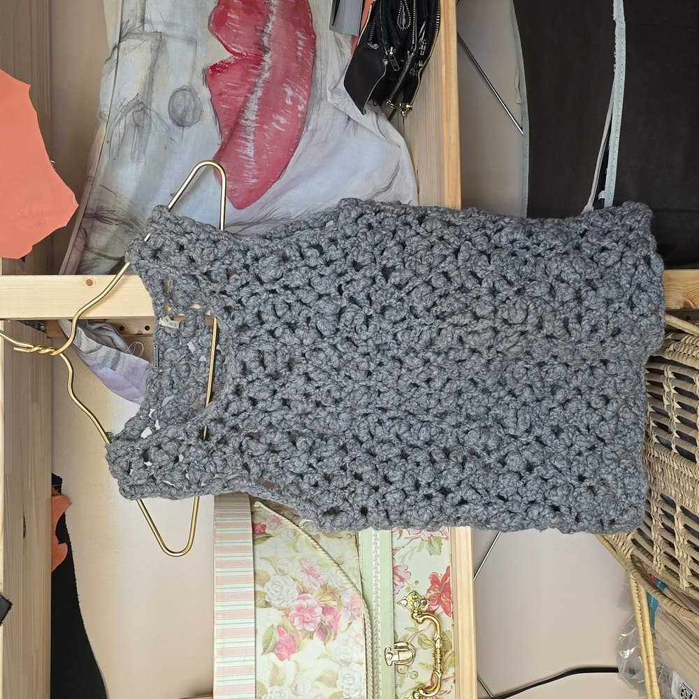 Elie Tahari sleveless wool vest or sweater thank top in grey